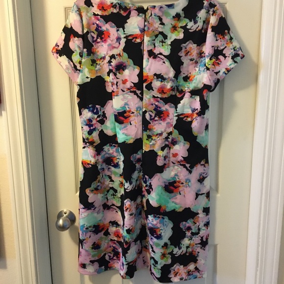 NEIMAN MARCUS NWT AUTHENTIC SHORT SLEEVES FLORAL PRINT DESIGN DRESS - Picture 13 of 14